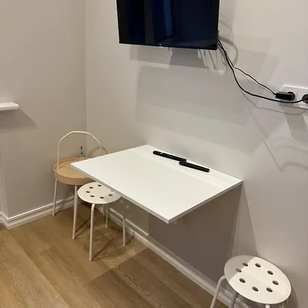 Stylish & Cozy Old Town Den - Near Choral Synagogue Apartment