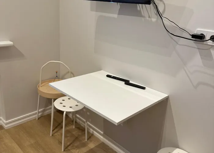 Stylish & Cozy Old Town Den - Near Choral Synagogue Apartment